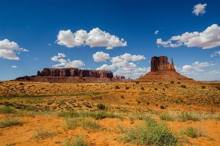 Iconiche mesa e butte di roccia rossa si ergono da una pianura desertica piatta